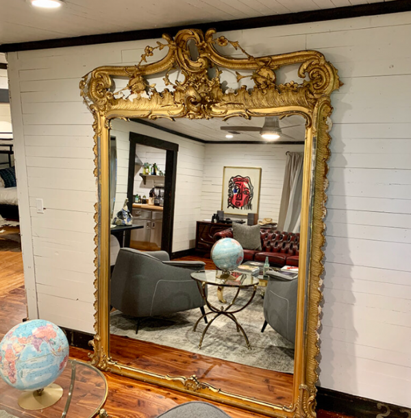 Cermin besar dengan bingkai berlapis emas